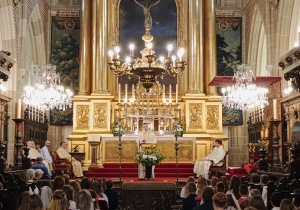 Uroczysta inauguracja oraz podsumowanie konkursu historycznego z udziałem społeczności szkolnej i zaproszonych gości w Katedrze na Wawelu.