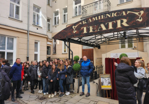 Zdjęcie grupowe przed Teatrem Kamienica.