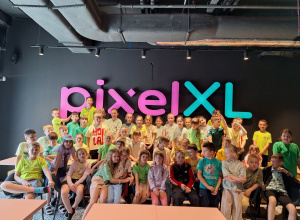 Grupowe zdjęcie uczniów klas 1-3 ze Szkoły Filialnej z Sadykierza w PIXEL XL.