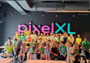 Grupowe zdjęcie uczniów klas 1-3 ze Szkoły Filialnej z Sadykierza w PIXEL XL.