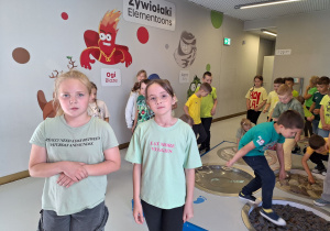 Grupa uczniów podczas wizyty w Ulicy Żywiołów.