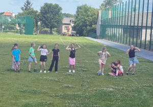 Klasa druga na szkolnym boisku podczas gry w piłkę.