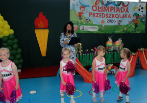 Pani Dyrektor Agata Ewa Ostalska wita zaproszonych gości oraz drużyny sportowe biorące udział w sportowych zmaganiach wraz z opiekunami.