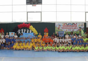 Zdjęcie grupowe trzynastu drużyn biorących udział w kategorii 5-6 lat.
