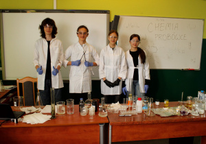 Grupa uczniów klasy 8a przed wykonywaniem doświadczeń chemicznych.
