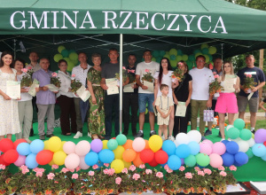 Kierownik Szkoły Bernardety Grot oraz sponsorzy XI Gminnego Dnia Ziemi w Sadykierzu.