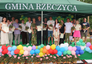 Kierownik Szkoły Bernardety Grot oraz sponsorzy XI Gminnego Dnia Ziemi w Sadykierzu.