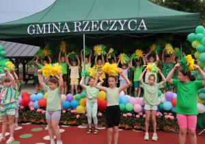 Taniec klas 1-3 z zielono- żółtymi pomponami podczas obchodów Dnia Ziemi.