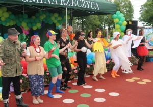 Rodzice podczas przedstawienia tańczą do piosenki " Ja gram na gitarze.