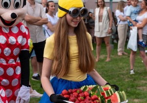 Myszka Miki i Minionki roznoszą owoce.
