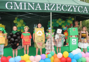 Klasy 1-3 w strojach z recyklingu podczas konkursu Eko - moda.