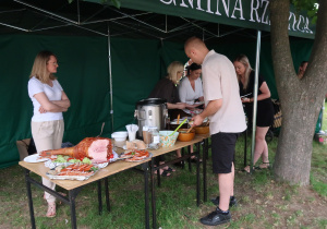 Stoisko z ekologiczną żywnością, swojską szynką i regionalną zupą.