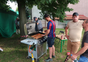 Rodzice przy grillu podczas obchodów Dnia Ziemi.