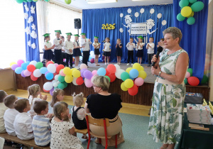 Pani Kierownik podczas mowy powitalnej w dniu zakończenia przedszkola.