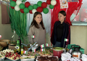 Uczennice klasy VII b prezentują w konkursie pt. „Podróż po zdrowych smakach” kraj Włochy.