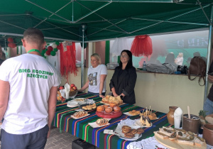 Uczniowie klasy VIII b w konkursie pt. „Podróż po zdrowych smakach” prezentują kraj Japonię.
