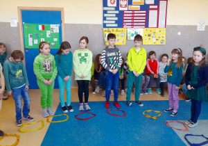 Uczniowie biorą udział w zabawie ruchowej z szarfami muzyką irlandzką.
