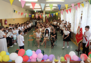 Uczniowie, nauczyciele, rodzice oraz pracownicy szkoły wspólnie świętuzakończenie kolejnego etapu edukacyjnej przygody.