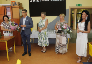 Pan Wójt Marek Kaźmierczyk przemawia do nauczycieli którzy odchodzą na emeryturę.