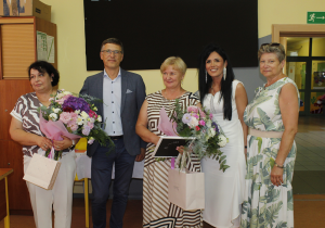 Pani Dyrektor oraz Pan Wójt i Pani kierownik z Panią Anną Pietrusińską oraz Panią Aleksandrą Wieteska z otrzymanymi prezentami.
