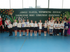 Uczniowie klasy III b wraz z Panią Dyrektor zaproszonymi Gośćmi oraz wychowawcą Mariolą Kraszewską i Panią Patrycją Sułek, prezentują otrzymane książki i świadectwa.
