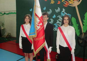 Uczniowie klasy VIII b reprezentują Poczet Sztandarowy.