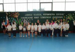 Uczniowie klasy III a wraz z Panią Dyrektor, zaproszonymi Gośćmi oraz wychowawcą Panią Aleksandrą Wieteską prezentują otrzymane świadectwa i nagrody książkowe.
