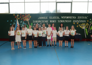Uczniowie klasy IV którzy osiągnęli świadectwa z wyróżnieniem wraz z Panią Dyrektor oraz zaproszonymi Gośćmi i wychowawcą prezentuję swoje nagrody.