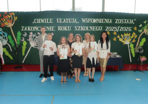 Uczniowie klasy V wraz z Panią Dyrektor i zaproszonymi Gośćmi oraz wychowawcą Panem Pawłem Szczurem prezentują swoje nagrody za wysokie wyniki w nauce.