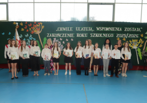 Uczniowie klasy VI prezentują swoje nagrody za bardzo dobre wyniki w nauce wraz z Panią Dyrektor oraz zaproszonymi Gośćmi i wychowawcą klasy VI Panią Agatą Ostalską.