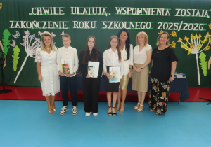 Uczniowie klasy VII b prezentują swoje świadectwa z wyróżnieniem oraz nagrody za bardzo dobre wyniki w nauce w wraz z Panią Dyrektor, oraz zaproszonymi Gośćmi i wychowawcą kl. VII b Panią Angeliką Amróz.