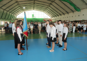 Uczniowie klasy VIII b oraz uczniowie klas VII i VII b spotykają się, aby uroczyście przekazać Poczet Sztandarowy.