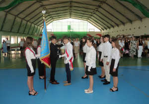Przekazanie Sztandaru przez ucznia klasy VIII b Krzysztofa Goski uczniowi klasy VII b Aleksandrowi Socha.