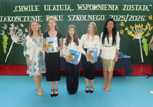 Uczniowie klasy VIII a z Panią Dyrektor oraz wychowawcą Panią Matą Płocką prezentują swoje nagrody za bardzo dobre wyniki w nauce.