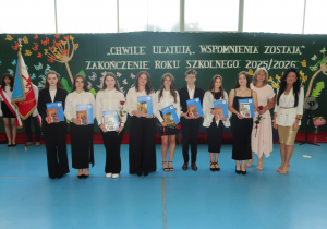 Uczniowie klasy VIII b z Panią Dyrektor oraz wychowawcą Panią Małgorzatą Szczur prezentują swoje nagrody za bardzo dobre wyniki w nauce.