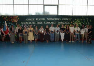 Pani Dyrektor wraz z zaproszonymi Gośćmi oraz rodzicami uczniów klas ósmych którzy otrzymali list Gratulacyjny.