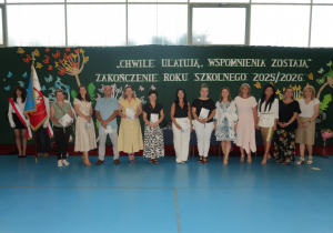 Pani Dyrektor wraz z Gośćmi oraz wychowawcami klas ósmych wręczyła rodzicom tegorocznych Absolwentów, podziękowania za aktywny udział w życiu szkoły.