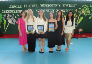 Uczennice Samorządu Uczniowskiego wraz z Panią Dyrektor i opiekunami SU prezentują swoje nagrody za aktywny udział w życiu szkoły .