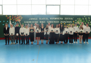 Nagrodzeni uczniowie klas ósmych za aktywne uczestnictwo w zawodach sportowych wraz z Panią Dyrektor oraz nauczycielami w-f.