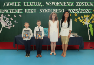 Nagrodzeni uczniowie klas I- III za dużą ilość przeczytanych książek w raz z Panią Dyrektor oraz Panią Moniką Fau.