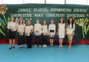 Nagrodzeni uczniowie klas I V - VII za dużą ilość przeczytanych książek w raz z Panią Dyrektor oraz Panią Moniką Fau.