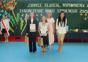 Pani Dyrektor oraz Pani Małgorzatą Szczur koordynatorem konkursu plastycznego „ Moja wielka i mała Ojczyzna - moja szkoła w Rzeczy” wraz z nagrodzonymi uczennicami.