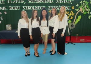 Pani Dyrektor wraz z uczennicą klasy VII a i uczennicami klasy VIII a.