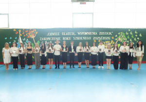 Uczniowie klasy VIII a i VIII b wraz z otrzymanymi nagrodami za uczestnictwo w Kole teatralnym i prezentowanie naszej szkoły wraz z Panią Dyrektor oraz opiekunem Angeliką Amróz.