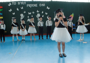 Dziewczynka śpiewa piosenkę.