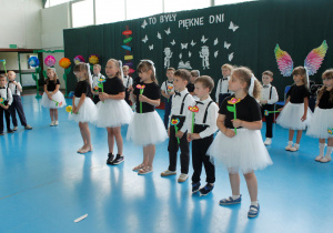 Grupa dzieci recytuje wiersze.