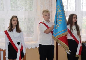Uczniowie klasy 5S i 6S reprezentują poczet sztandarowy.