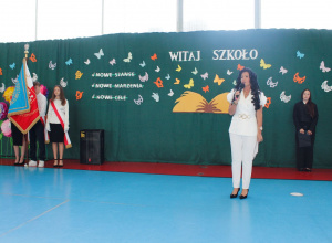 Pani Dyrektor Agata-Ewa Ostalska wita wszystkich przybyłych gości, uczniów i rodziców.