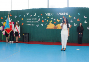 Pani Dyrektor Agata-Ewa Ostalska wita wszystkich przybyłych gości, uczniów i rodziców.