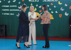 Wręczenie nagrody za uzyskanie stopnia nauczyciela mianowanego dla p. Sylwii Żelazek przez Zastępczyni Wójta p. Iwonę Łuszcz -Krawczyk.
